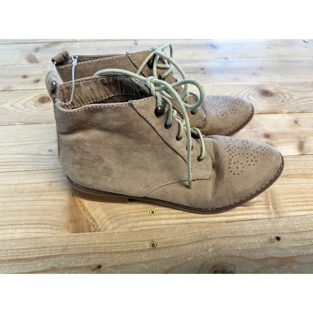 Rocket Dog Tan Suede Lace Up Ankle Boots Perforated Heart Toe Booties Womens 8‎